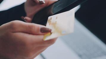 le femme travaux à Accueil et les usages une intelligent téléphone et une carnet portable ordinateur. silhouette de une occupé femme. elle détient et en utilisant téléphone. video