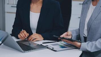 affaires équipe projet directeur travail et mise à jour Tâches avec jalons le progrès Planification et professionnel investisseur travail Nouveau début en haut projet dans le bureau. video