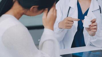 femelle médecin avec femelle patient et récit conseils séance à lieu de travail dans clinique bureau, soins de santé et médical concept. video