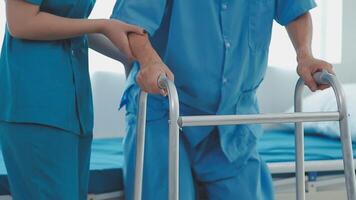 Arzt Arbeiten mit geduldig im Krankenhaus, Nahaufnahme. Rehabilitation Physiotherapie video