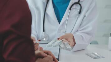 cuidado de la salud, geriátrico medicamento, médico cheque arriba. mayor hombre visitando médico contar acerca de salud quejas, hembra gp escritura personal información, relleno formar atentamente escuchando a mayor paciente video