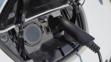 elettrico auto ricarica batterie con elettricità attraverso energia cavo su parcheggio lotto video