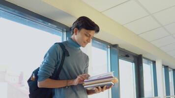 pakistaní estudiante con un libros en el universidad. nuevo moderno completamente funcional educación instalación. educación extranjero video