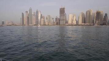 Aussicht von ein Privat Yacht zu das Wolkenkratzer von Dubai auf das Strand video