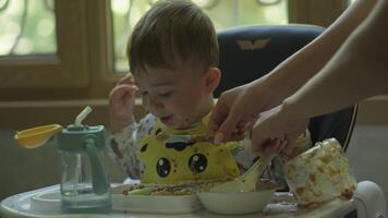 wenig Junge auf Stuhl Trinken Wasser von ein Baby Flasche video