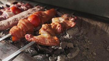 frango, carne e fígado kebabs estão frito em a aberto grade com carvão video