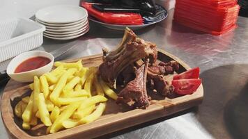 a chefe de cozinha serve cebolas em uma de madeira borda com carne, batatas, ervas e legumes video