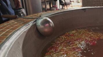 chefe de cozinha mistura carne sopa com legumes dentro uma ampla caldeirão com uma entalhado colher video