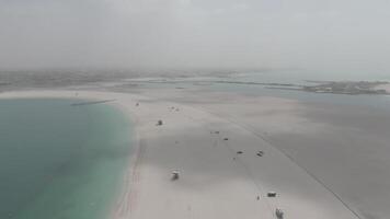 panorama di il spiaggia nel dubai su nuvoloso tempo metereologico video
