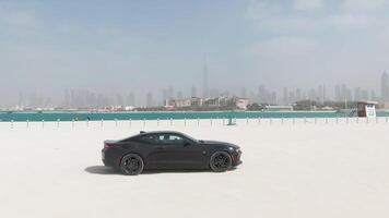 zwart sport auto test rit Aan Dubai strand video