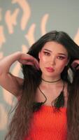 verticaal portret van een jong model- met lang zwart haar- en helder bedenken video