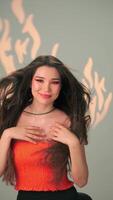 verticale portrait de une Jeune femme avec longue cheveux soufflant dans le vent et brillant maquillage video