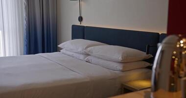 Schlafzimmer und Bett im ein Zimmer von ein teuer Luxus Hotel video