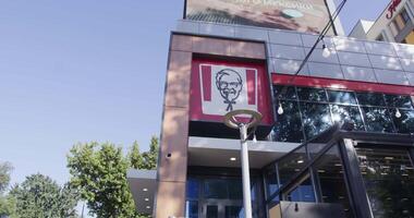 Taschkent, Usbekistan - - 8 4 2022. das Fassade von ein schnell Essen Cafe im das Center von das Stadt auf ein sonnig Tag video