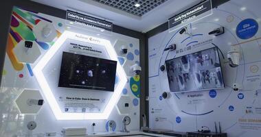 Taskent, Uzbekistán - 8 4 4 2022. electrónica monitor cabina en el exposición salón video