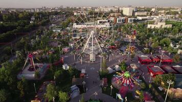 uma zangão moscas sobre a diversão parque com carrosséis e uma ferris roda video