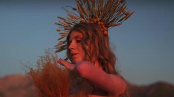 giovane femmina modello nel autunno attrezzatura in posa contro tramonto sfondo nel montagne video