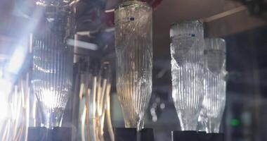 glas dricka vatten flaskor på produktion linje video
