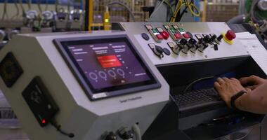 een operator opereert een transportband in een groot robot productie. video