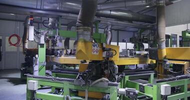 automatizzato trasportatore cintura nel fabbrica montaggio laboratorio video