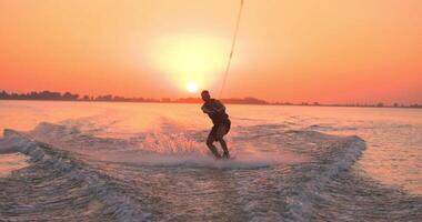 Wakesurfer Fahrten ein Tafel auf ein See video