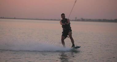 wakesurfer ritten een bord Aan een meer video