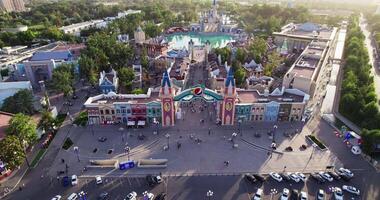 un zumbido moscas terminado un diversión parque lleno de turistas y invitados video