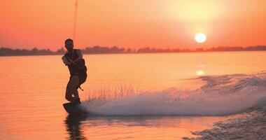 tashkent, uzbequistão - 9 7 2022. wakesurfer passeios uma borda em uma lago video