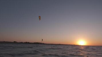 Mann auf das Kiteboard Fahrten im das Abend video