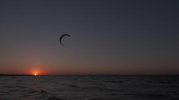 uomo su il kiteboard cavalcate nel il sera video