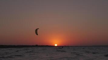 uomo su il kiteboard cavalcate nel il sera video