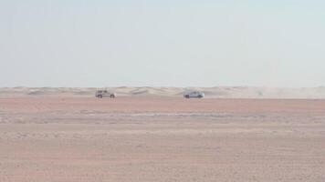 coche es conducción en el desierto. Dubái, lento movimiento video
