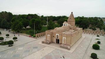 antiguo asiático mausoleo de chashmá Ayub en bujara, Uzbekistán video