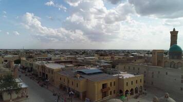 een dar vliegt over- handel koepels van bukhara, oud bukhara, Oezbekistan. zonnig bewolkt dag. video