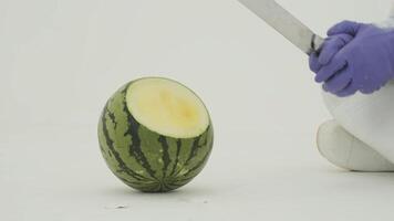 Schneiden das Grün Wassermelone mit lange Messer video