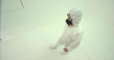 hombre en blanco químico proteccion traje toma apagado su lentes video