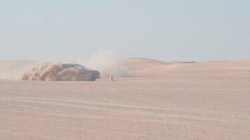 Auto ist Fahren im das Wüste. Dubai, schleppend Bewegung video