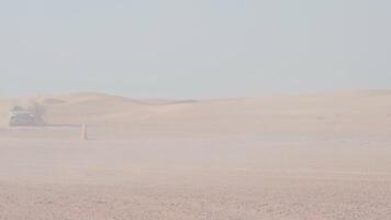 coche es conducción en el desierto. Dubái, lento movimiento video