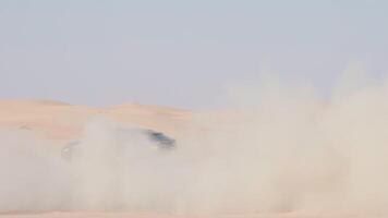 coche es conducción en el desierto. Dubái, lento movimiento video