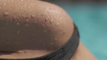 extrem närbild av vattendroppar på ung kvinnas hud video