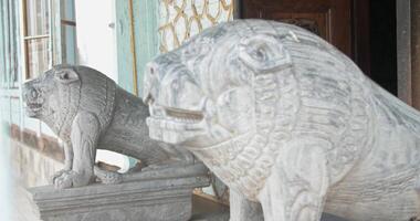 Statuen von Löwen im ein uralt Komplex Emirs Sommer- Residenz sitorai mohi xosa video
