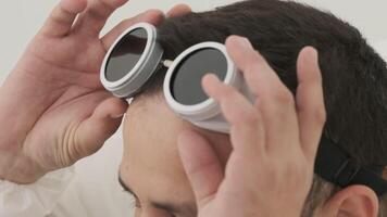 Mann im Weiß chemisch Schutz passen stellen auf schützend Brille von seine Kopf video