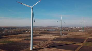 aéreo fotografia do moinhos de vento às a ar poder plantar. vento poder turbinas gerando limpar \ limpo renovável energia video