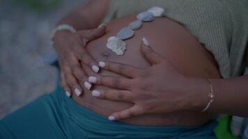 ung gravid kvinna avkopplande i natur på flod i moderskap Semester video