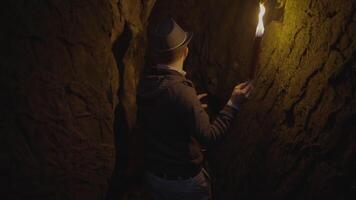 jung männlich Person allein auf unheimlich Nacht Abenteuer mit flammend Fackel Licht video