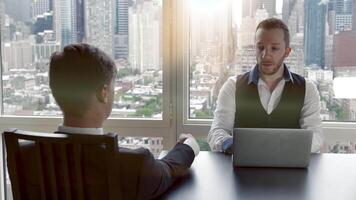 gesprek van mannetje bedrijf partners vergadering samenwerken en analyseren video