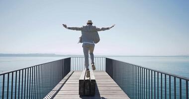 giovane uomo nel retrò Vintage ▾ stile a piedi su ponte strada con lago Visualizza video