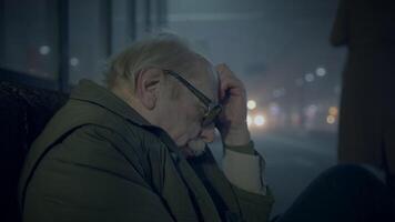 elegant Dame Treffen obdachlos Mann betteln beim Zug Bahnhof Gefühl mitfühlend video