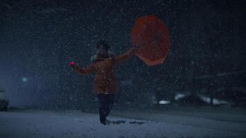 contento hembra persona bailando en nieve invierno clima a noche video