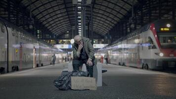 Arm obdachlos Mann finden gebrochen Spiegel Denken Über das Vergangenheit und Zukunft video